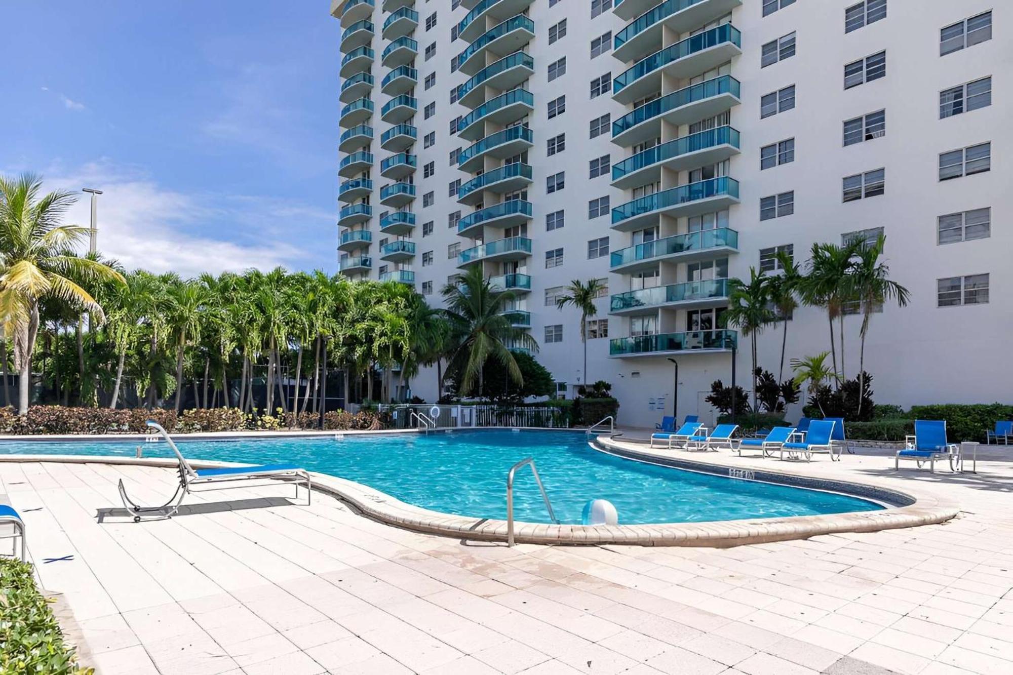 Zen Vacation Rentals Modern Penthouse Across Ocean - Miami Beach — Photos 2